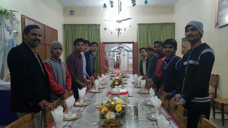 Abid Saleem, un sacerdote pakistano con altri cristiani.