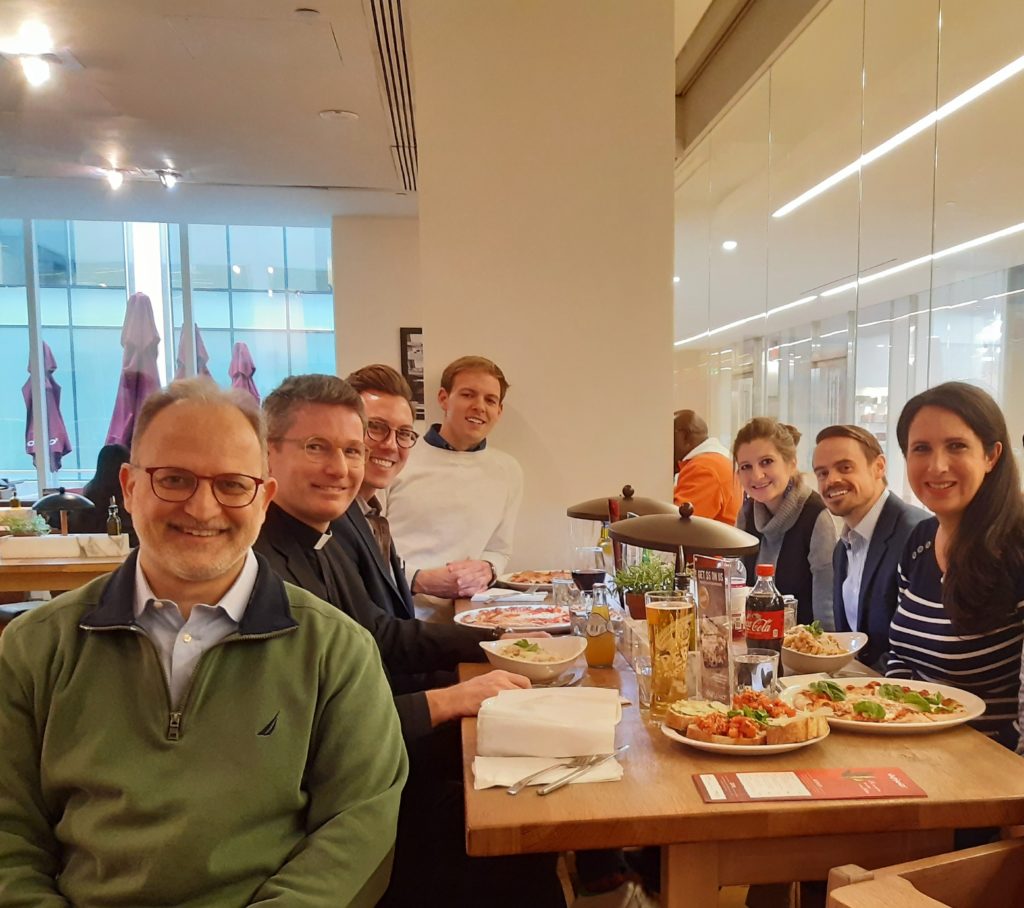 Adrienne estudió Comunicación Institucional para la NASA