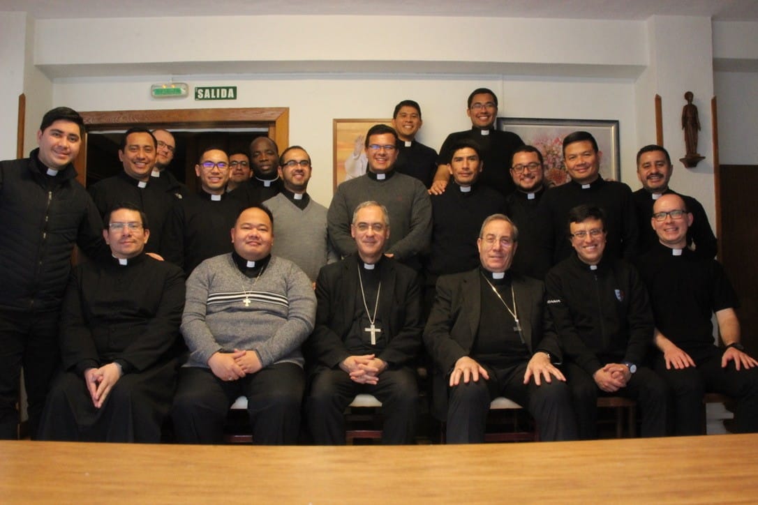 D. Bolivar with the Archbishop and Auxiliary Bishop of Pamplona.