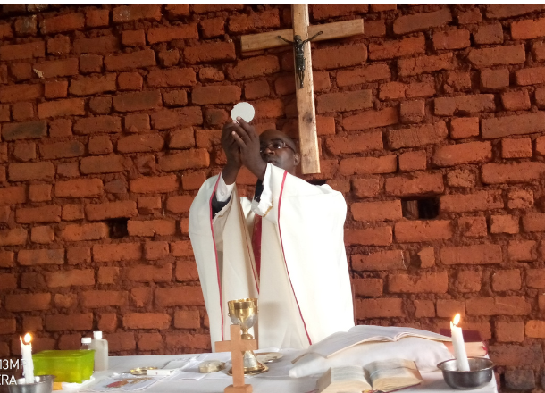 Sacerdote celebrando la Eucaristía