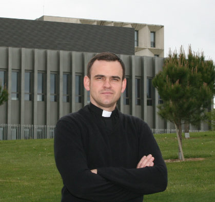 Padre bielorrusso que estudou na UNAV e que serve os prisioneiros