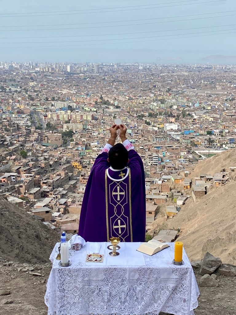 Don Jan Lozano, sacerdote di Lima, Perù, celebra la messa