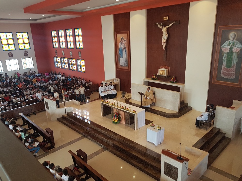 Recorrido pastoral Don Lenin Alvarado, párroco de la primera iglesia del mundo dedicada al beato Álvaro del Portillo, en Guayaquil (Ecuador) Sacerdote ecuatoriano