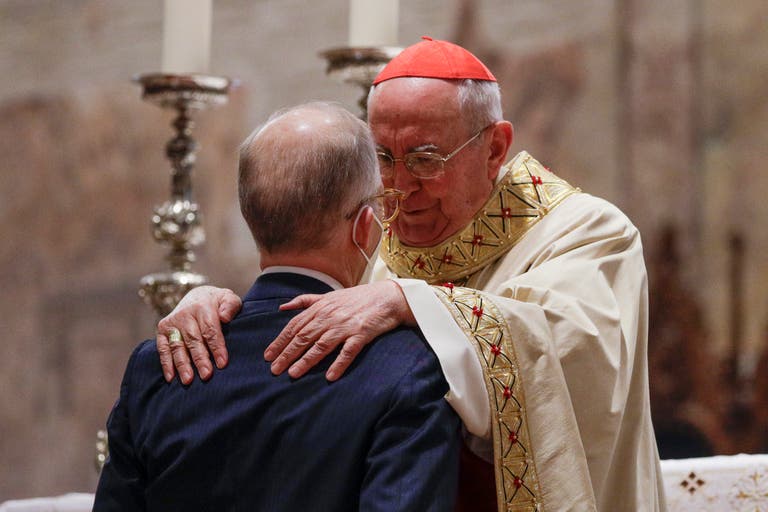 El cardenal Agostino Vallini junto a Andrea Acutis, el padre de Carlo