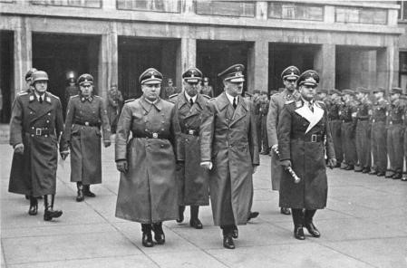 Karl Brandt (à droite) avec Adolf Hitler et Martin Bormann. Bundesarchiv