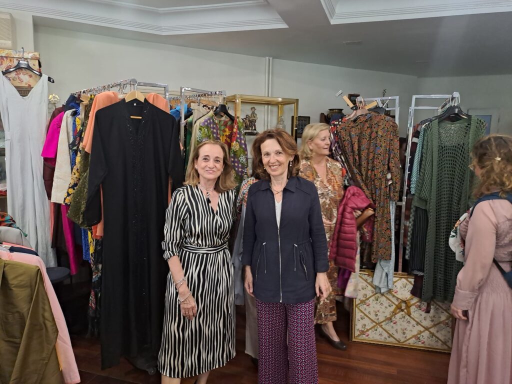 Bazar di beneficenza di abbigliamento femminile