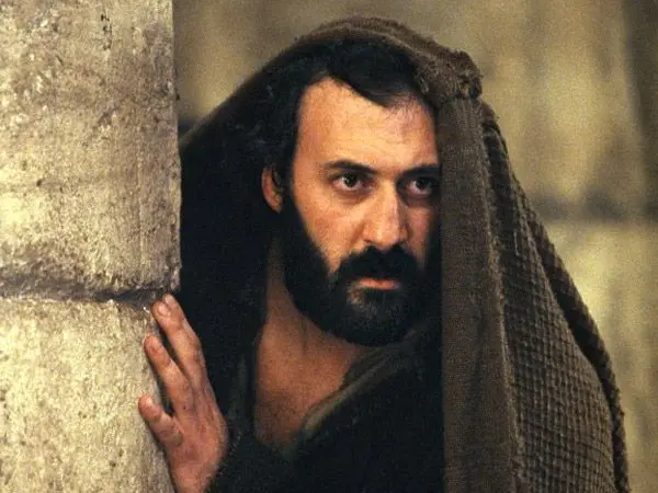 Francesco DeVito che ritrae San Pietro in una scena del film La Passione di Cristo.
