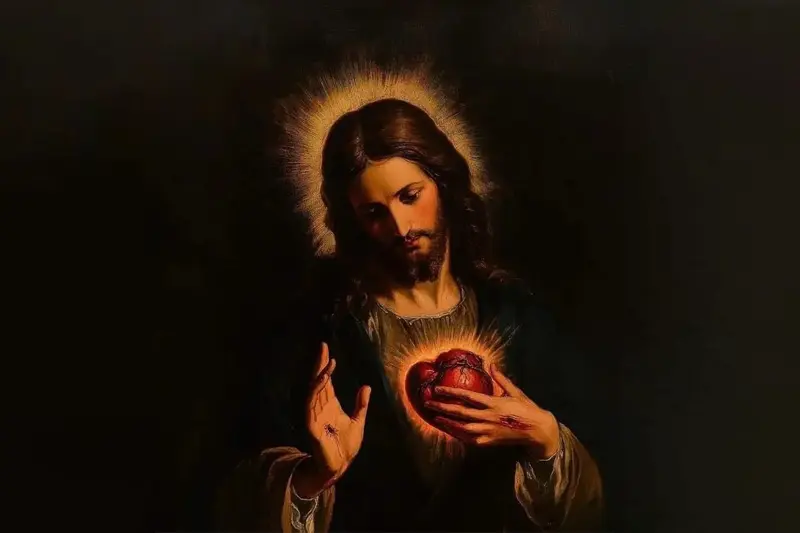 Raffigurazione del Sacro Cuore di Gesù con un'aureola di luce, che mostra il cuore ardente nel petto e le ferite della crocifissione nelle mani, su uno sfondo scuro.