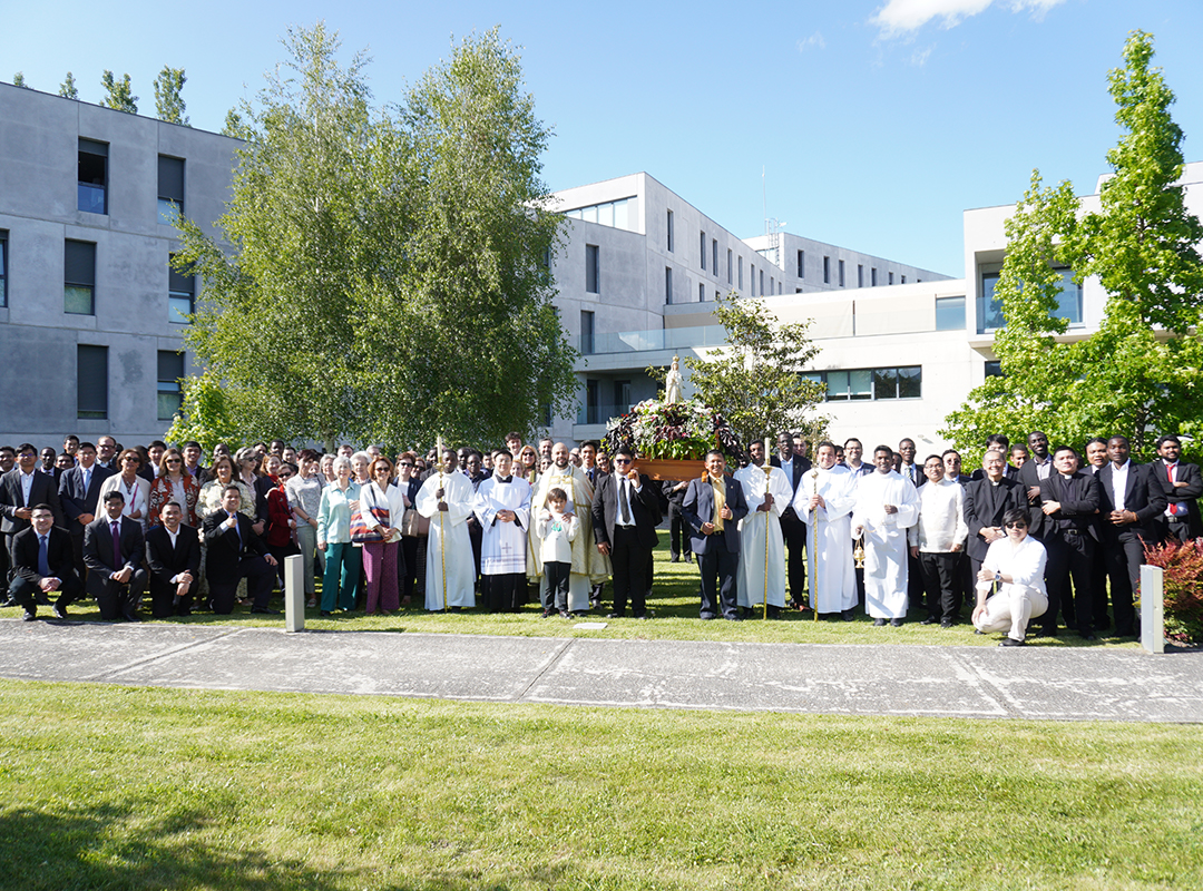 Familienfoto beim Gönnertag der Stiftung CARF 2024.