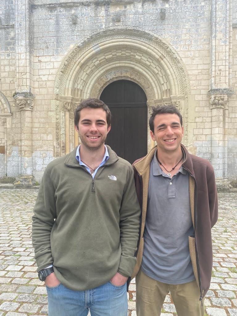 Jacobo con su mejor amigo en la abadia de Fontgombault. Discernimiento