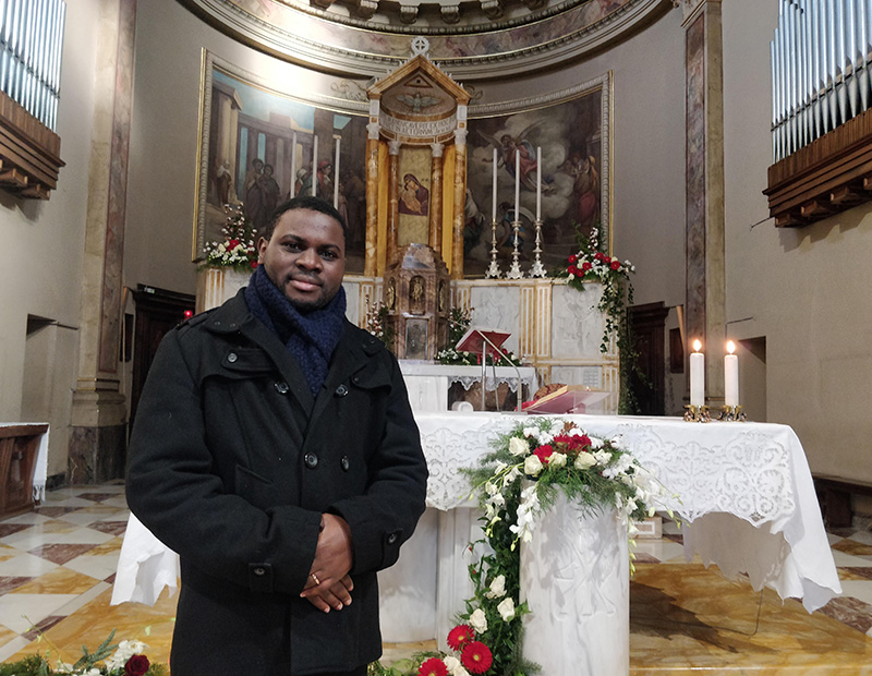 Louange Alouassio Sacerdote Igreja de África