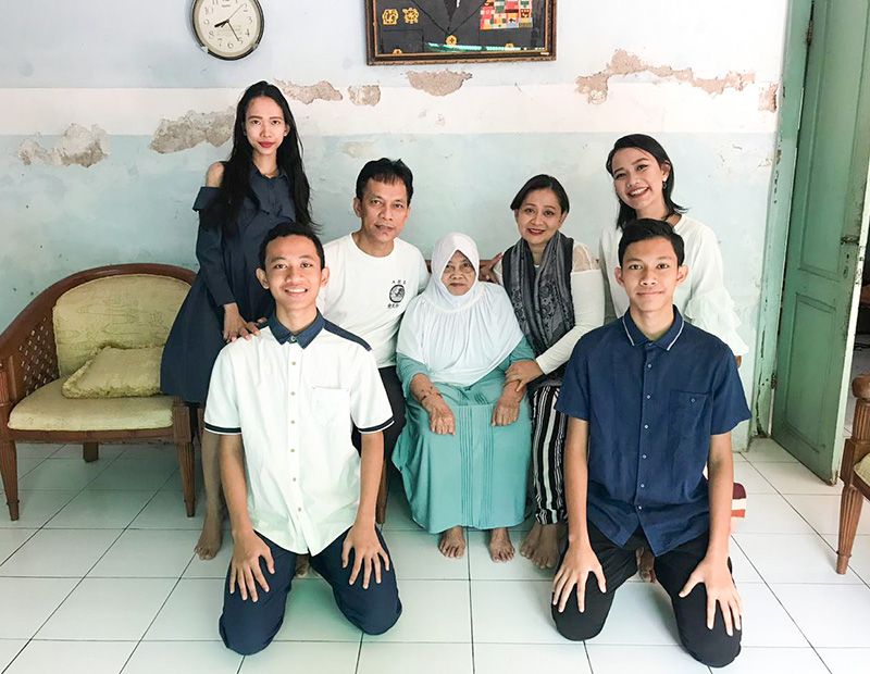 famiglia del seminarista indonesiano dimas