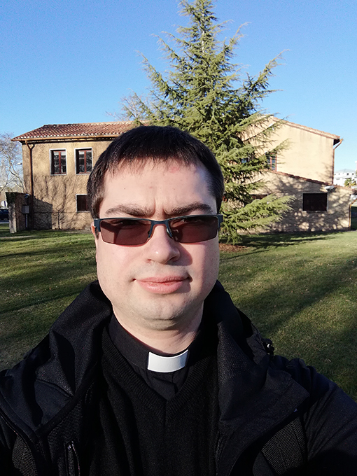 Lūgšana un formācija palīdz iegūt priestera identitāti