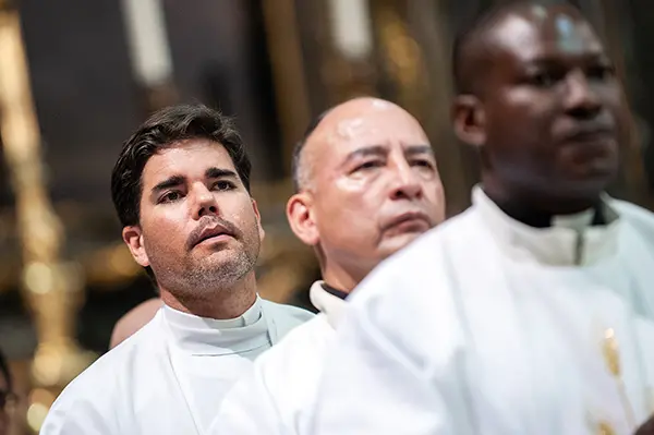 Sacerdotes que celebram a Eucaristia