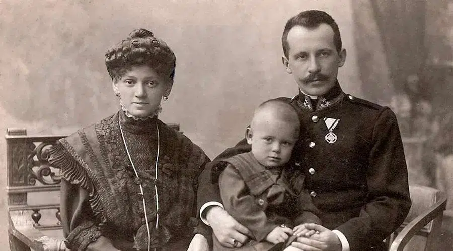 svatý Jan Pavel II. v náručí svého otce a matky