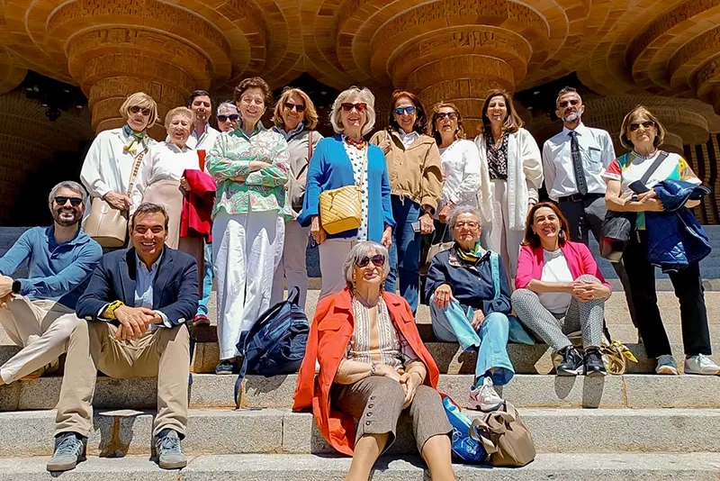 Skupinska fotografija romarjev fundacije CARF v Torreciudadu