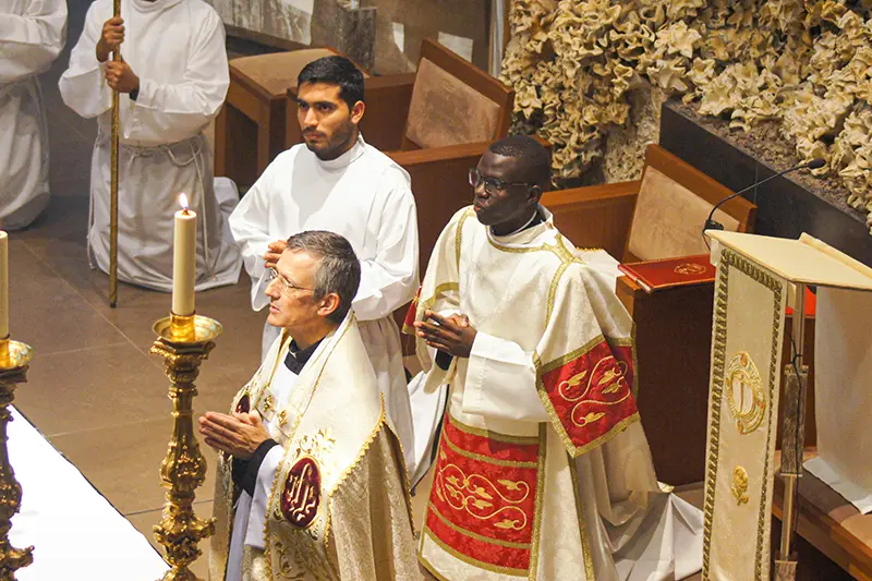 Sacerdote junto a un diácono y seminaristas de Bidasoa celebrando la Exposición al Santísimo