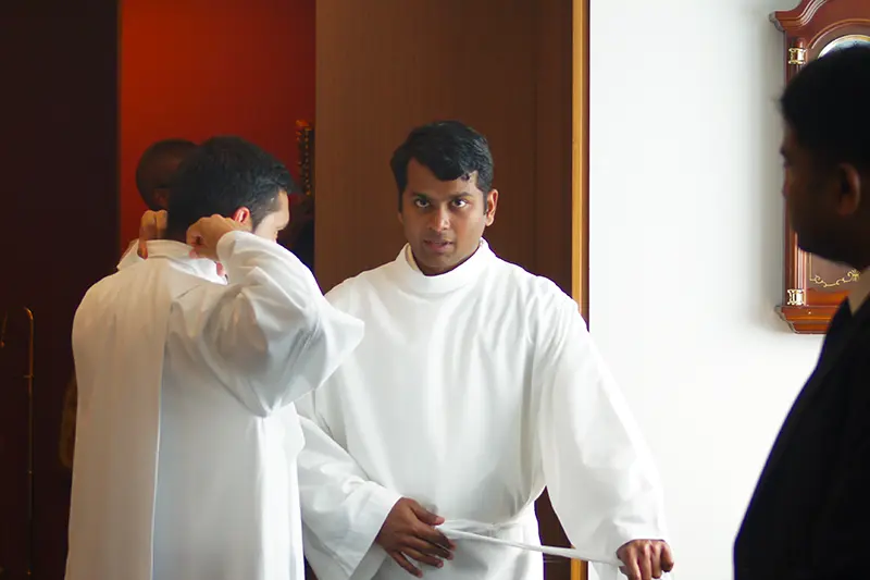 Seminaristas preparandose para concelebrar la Exposición al Santísimo