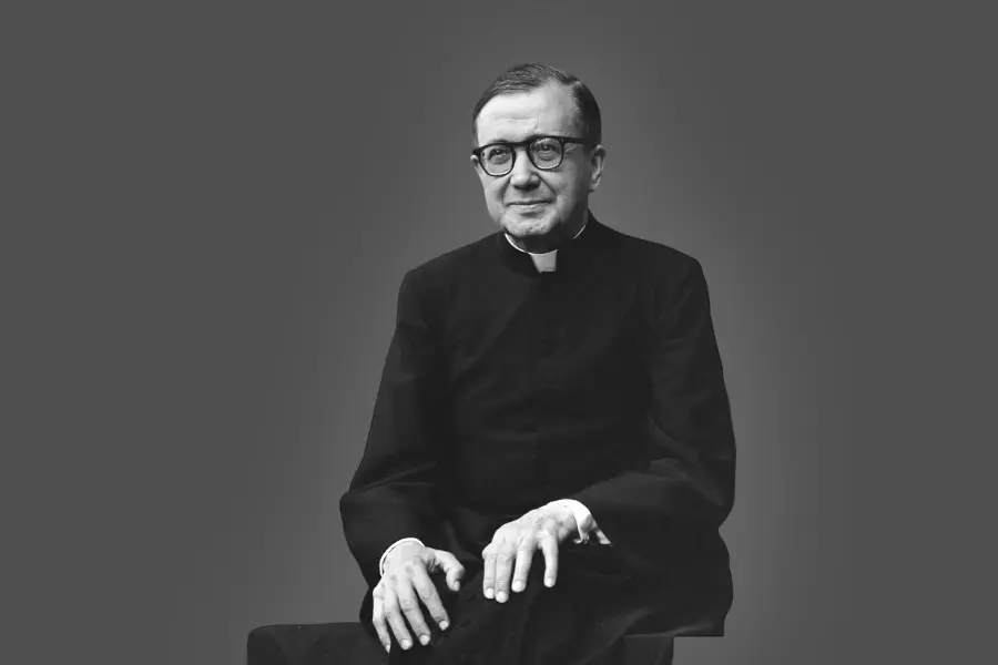 Saint Josemaría Escrivá, pendiri Opus Dei, dalam sebuah foto hitam putih.