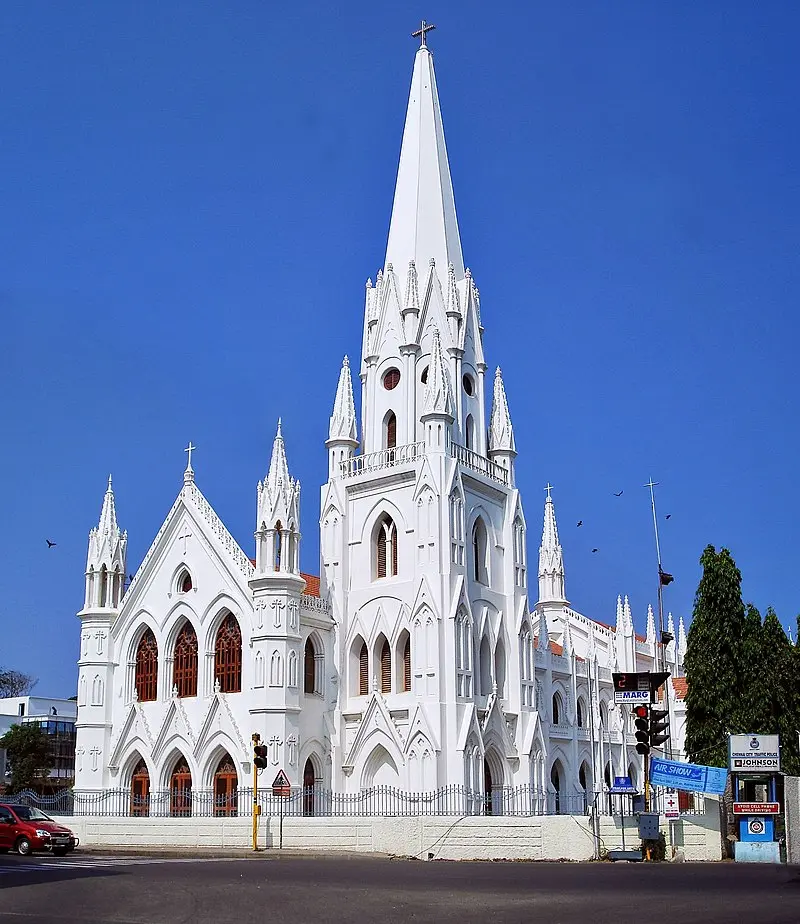Exterior de la Basílica de Santo Tomás en Mylapore, Chennai, India, mostrando su distintiva arquitectura neogótica.