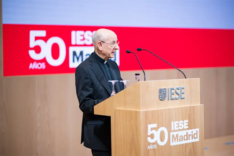 Mons. Fernando Ocáriz, Opus Dei prelatas, sako kalbą IESE minėjimo renginyje Madride