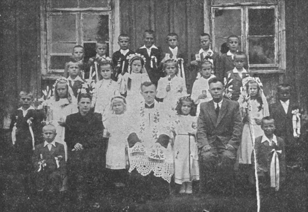 Karol Wojtyła como sacerdote en Niegowić, Polonia, 1948. Fechas más importantes de san Juan Pablo II.