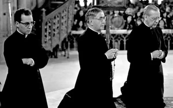 San Josemaría reza el rosario con gran devoción