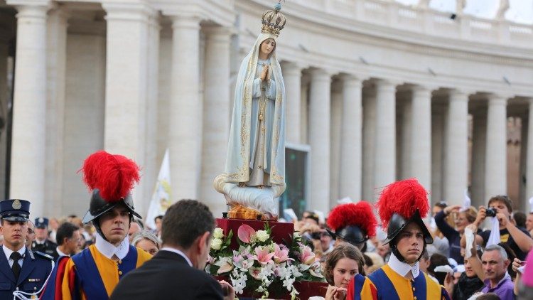 canto a maría virgen de fátima roma papa león
