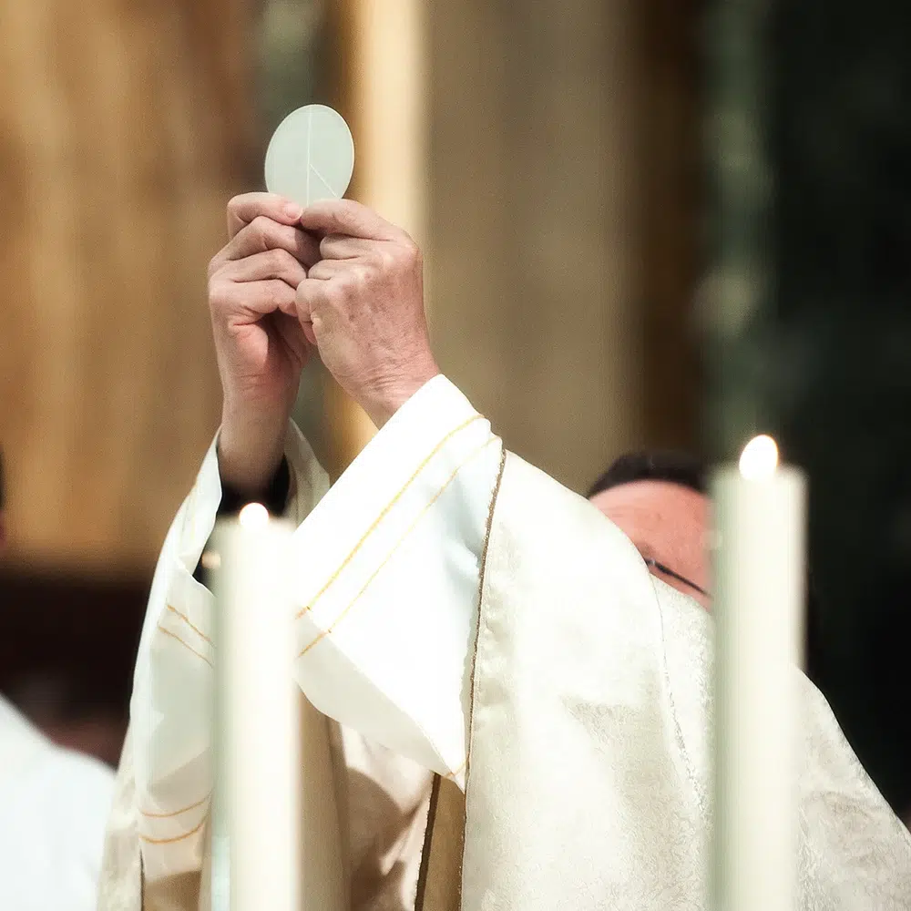 Reza en la Santa Misa por los difuntos