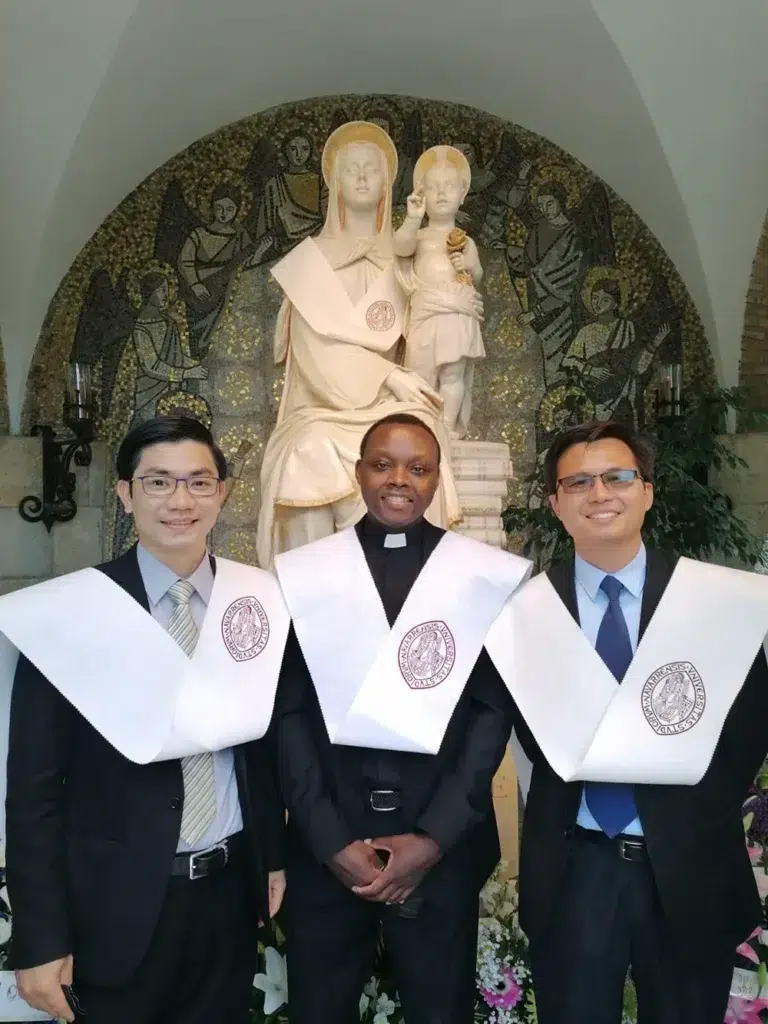 Tadeo, sacerdote de Uganda en su graduación en la Universidad de Navarra, Pamplona.