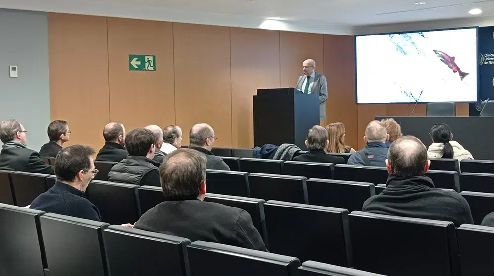 Conferencia sacerdote adicción al móvil y las pantallas jóvenes y niños