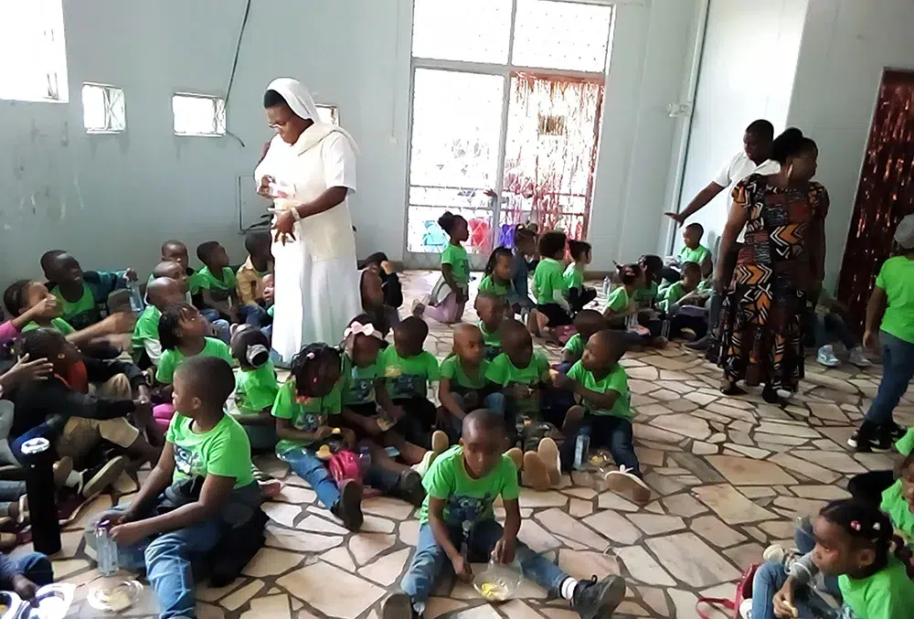 Vida consagrada en Mozambique: religiosa cuida y acompaña a niños en un orfanato