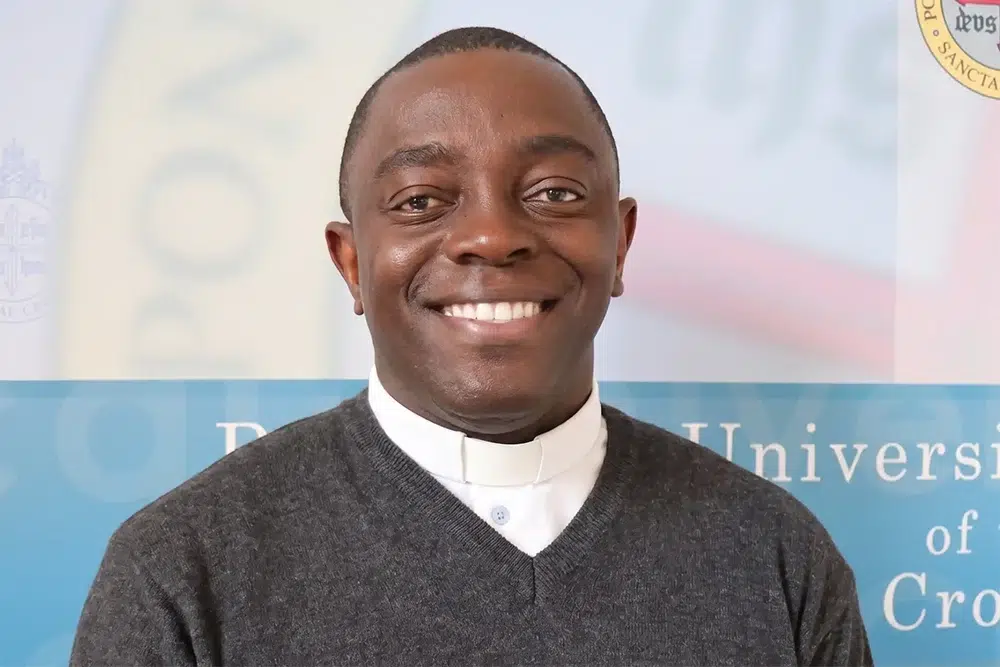 Wenceslas Lengoma sacerdote de Gab&oacute;n iglesia cat&oacute;lica comunicaci&oacute;n