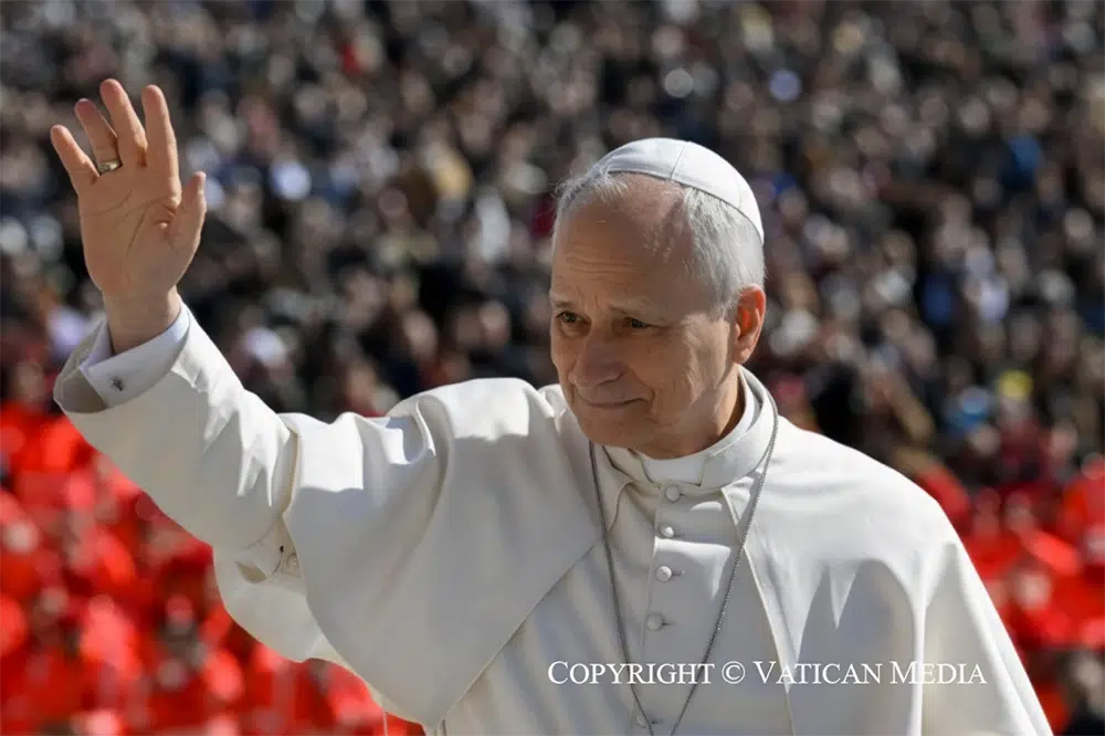 El papa León XIV saluda al pueblo de Dios durante la Audiencia General del 18 de marzo de 2026 en la Plaza de san Pedro.